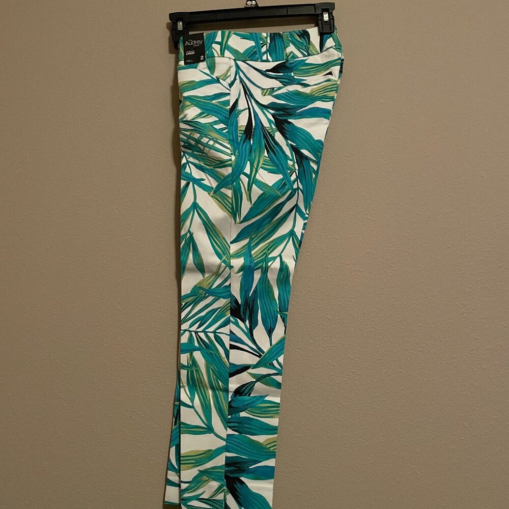 New York Company, The Audrey, Slim Crop Pants, size 2.
